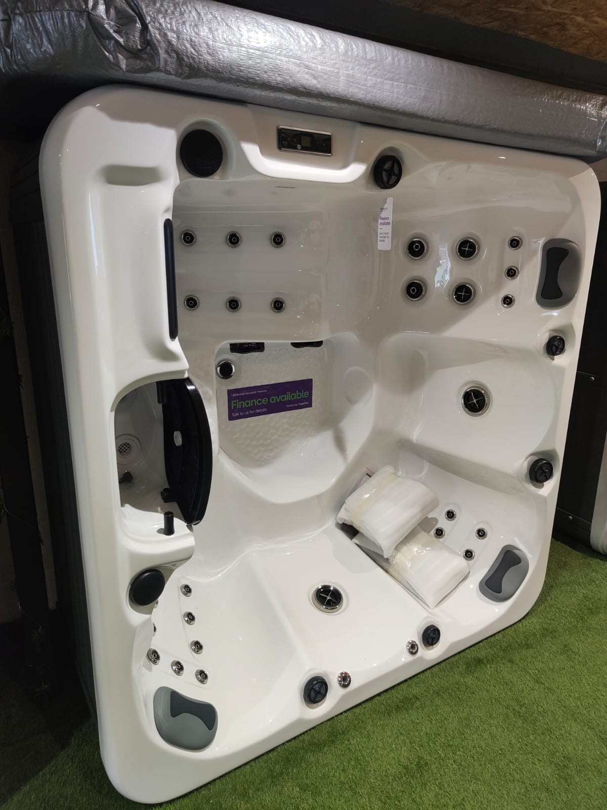 ATARA 5 Seat Hot Tub (Ex Demo - Showroom display) 9 ATARA 5 Seat Hot Tub (Ex Demo - Showroom display) - Image 9