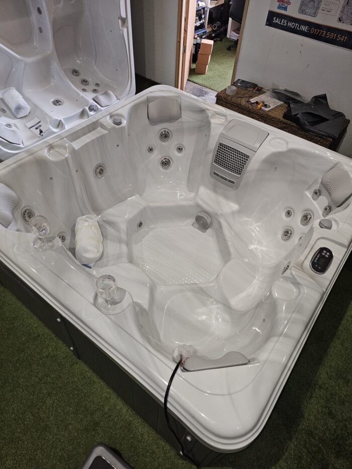 EX DEMO VALUE 7 HOT TUB 7 Seat 13amp / 32amp (Ex Demo - Showroom display) - Image 3