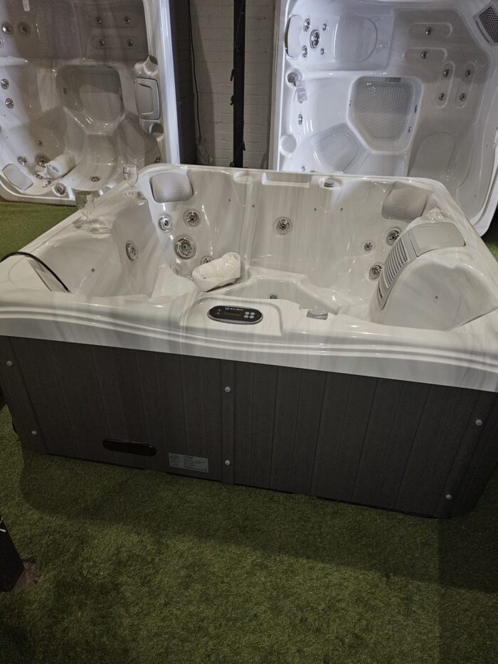EX DEMO VALUE 7 HOT TUB 7 Seat 13amp / 32amp (Ex Demo - Showroom display)
