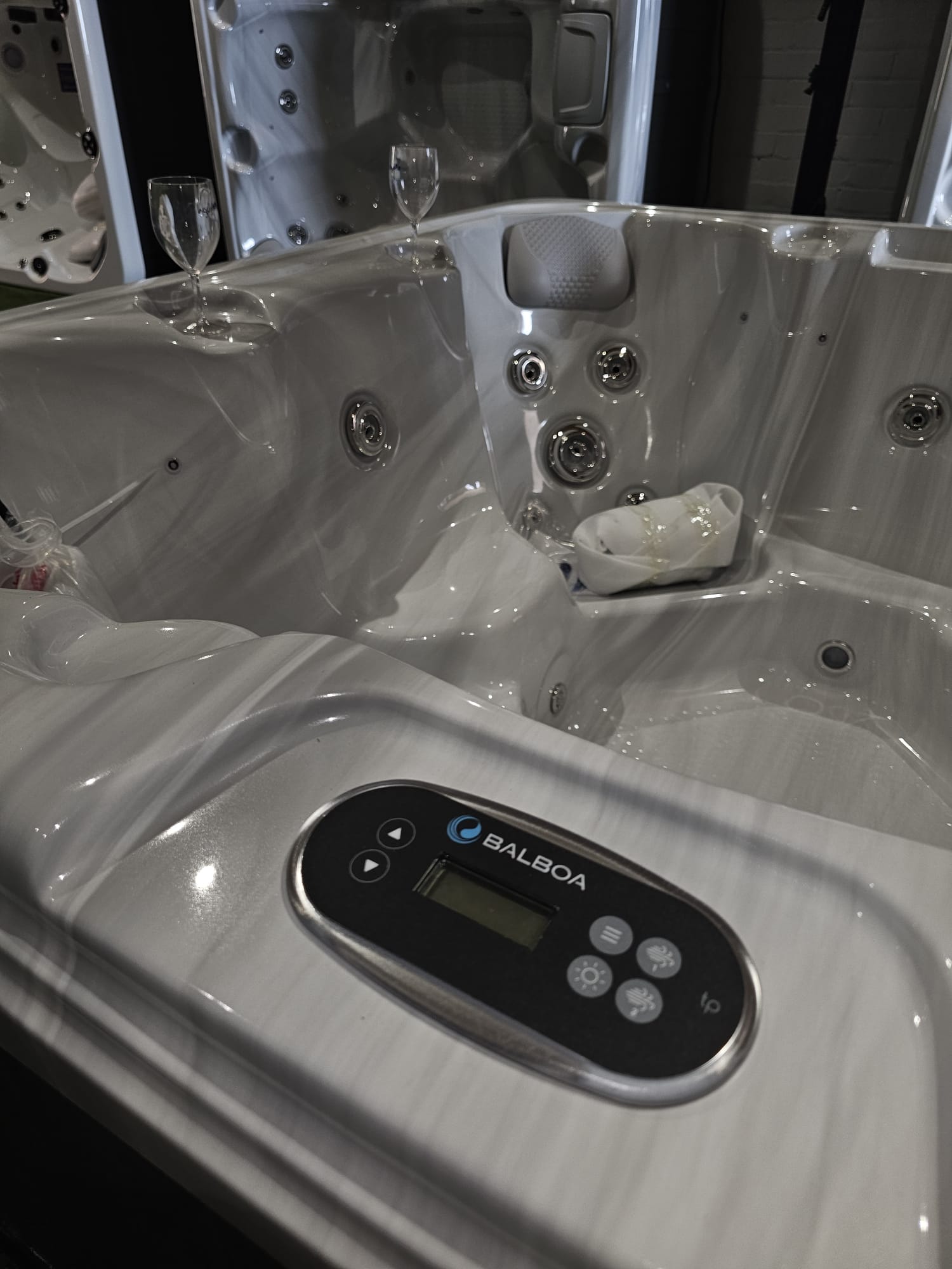 EX DEMO VALUE 7 HOT TUB 7 Seat 13amp / 32amp (Ex Demo - Showroom display) 5 EX DEMO VALUE 7 HOT TUB 7 Seat 13amp / 32amp (Ex Demo - Showroom display) - Image 4