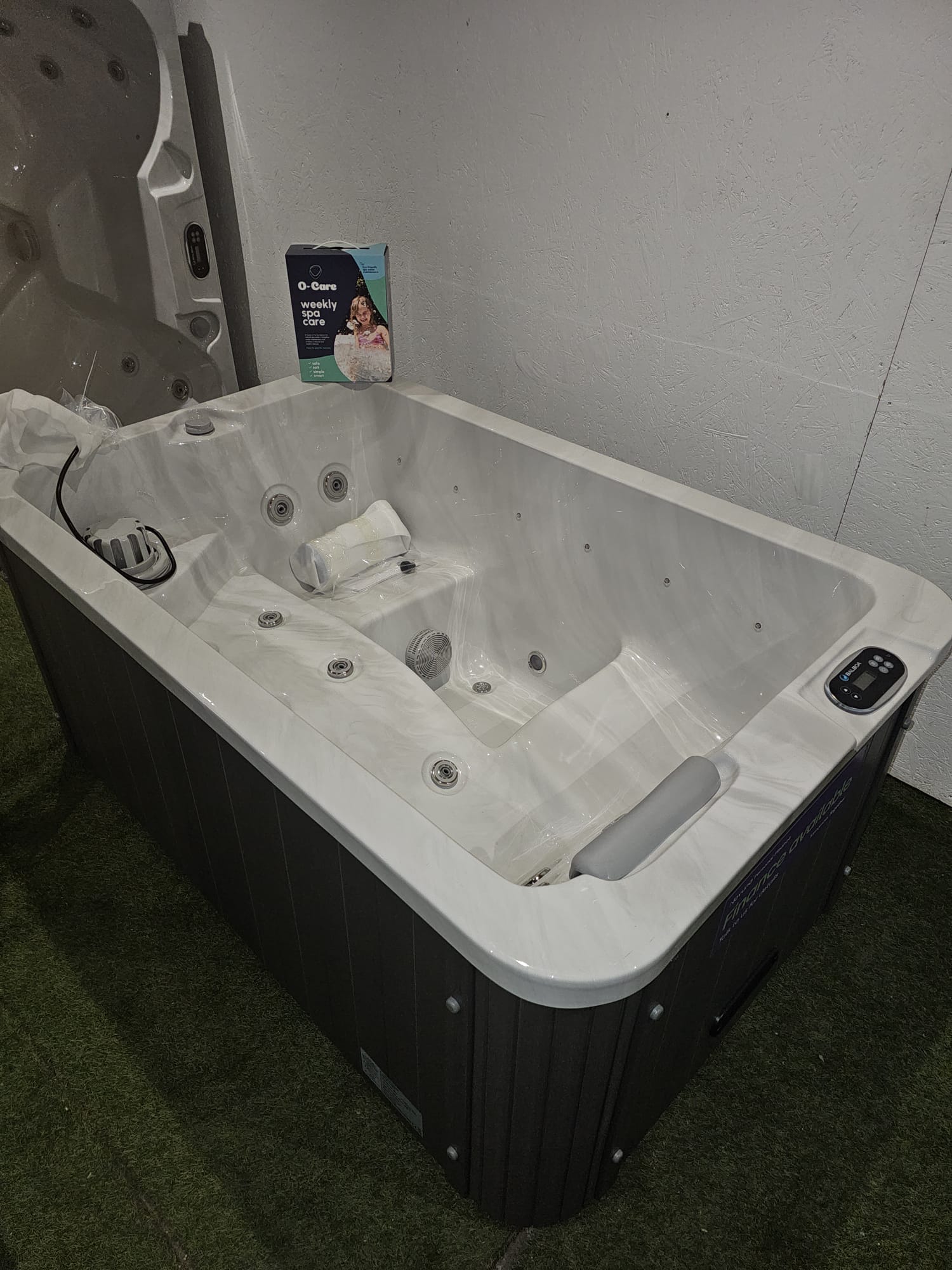 EX DEMO VALUE 3 HOT TUB 3 Seat (Ex Demo - Showroom display) 4 EX DEMO VALUE 3 HOT TUB 3 Seat (Ex Demo - Showroom display) - Image 3