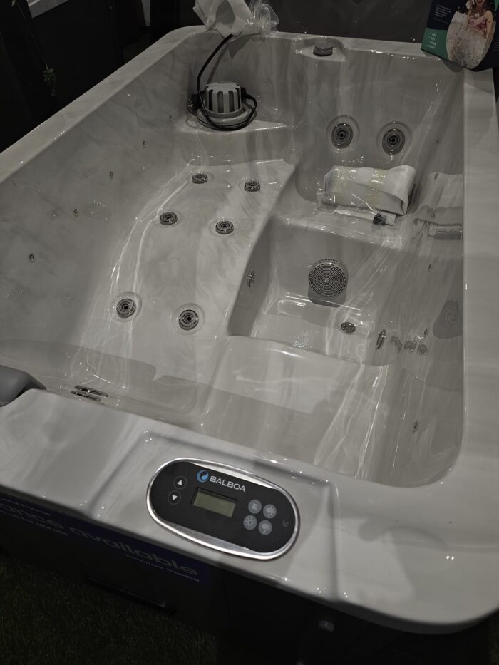 EX DEMO VALUE 3 HOT TUB 3 Seat (Ex Demo - Showroom display) - Image 4