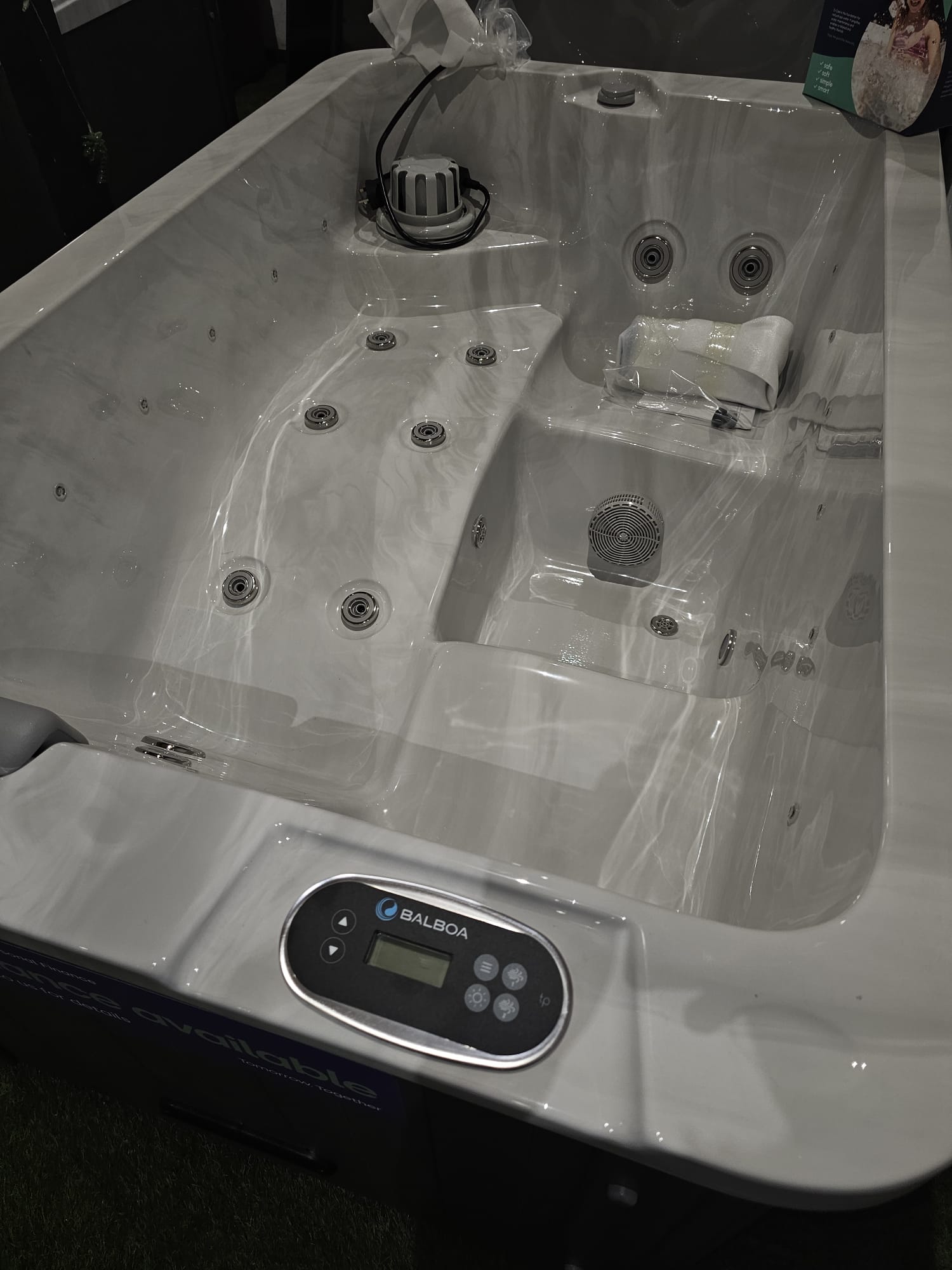 EX DEMO VALUE 3 HOT TUB 3 Seat (Ex Demo - Showroom display) 5 EX DEMO VALUE 3 HOT TUB 3 Seat (Ex Demo - Showroom display) - Image 4