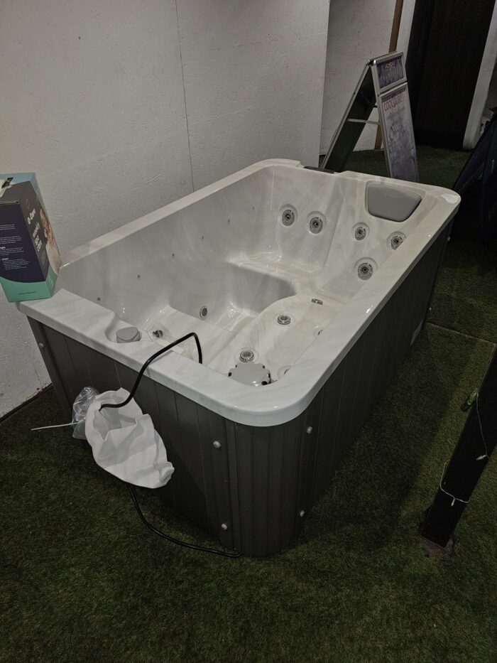 EX DEMO VALUE 3 HOT TUB 3 Seat (Ex Demo - Showroom display)