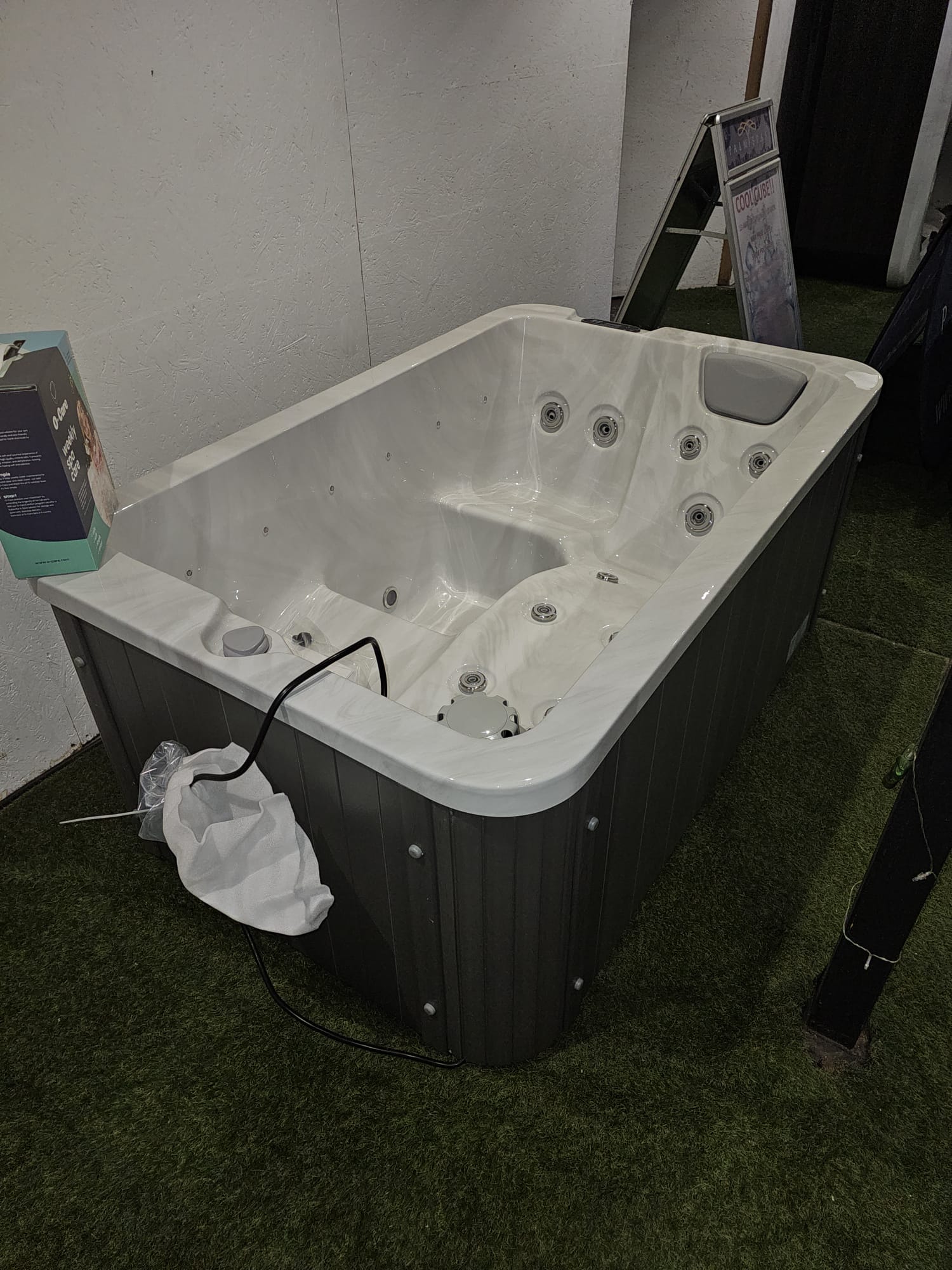 EX DEMO VALUE 3 HOT TUB 3 Seat (Ex Demo - Showroom display) 2 EX DEMO VALUE 3 HOT TUB 3 Seat (Ex Demo - Showroom display)