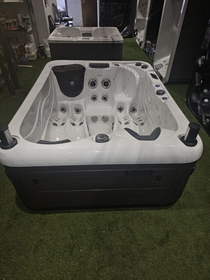 Rio 3 Seat 32amp Hot Tub 2000 x 1600 x 780mm (Ex Demo – Showroom display) - Image 9