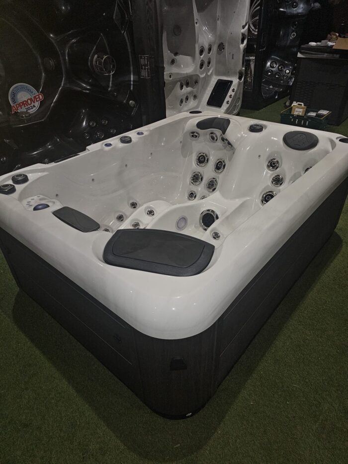 Rio 3 Seat 32amp Hot Tub 2000 x 1600 x 780mm (Ex Demo – Showroom display) - Image 7