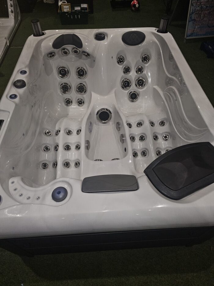 Rio 3 Seat 32amp Hot Tub 2000 x 1600 x 780mm (Ex Demo – Showroom display) - Image 8