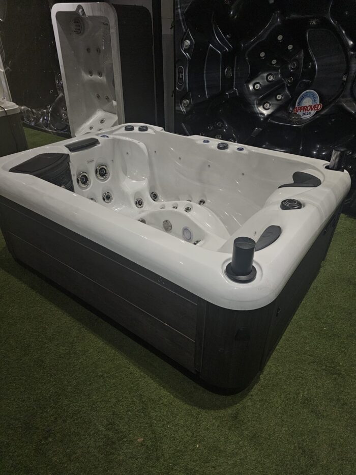 Rio 3 Seat 32amp Hot Tub 2000 x 1600 x 780mm (Ex Demo – Showroom display) - Image 10