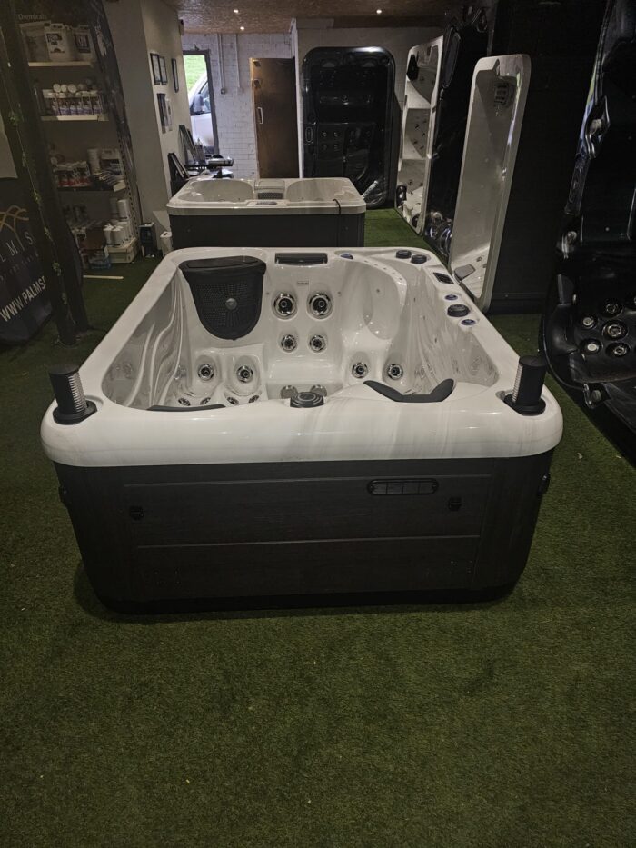 Rio 3 Seat 32amp Hot Tub 2000 x 1600 x 780mm (Ex Demo – Showroom display) - Image 13