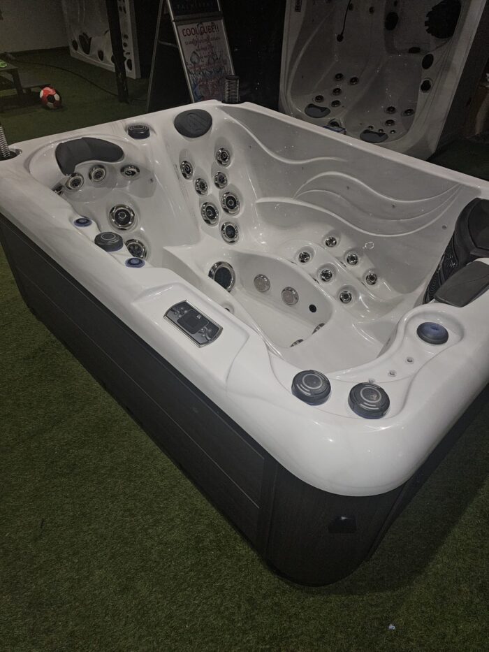 Rio 3 Seat 32amp Hot Tub 2000 x 1600 x 780mm (Ex Demo – Showroom display) - Image 12