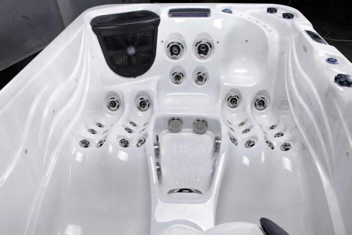 Rio 3 Seat 32amp Hot Tub 2000 x 1600 x 780mm (Ex Demo – Showroom display) - Image 2