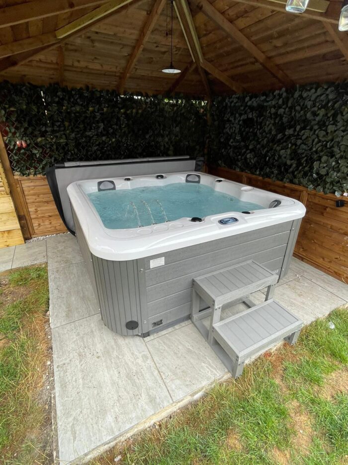 EX DEMO PALM SPAS SPRITZ LUXURY HOT TUB 6 SEAT WITH LOUNGER HOT TUB WITH BALBOA CONTROLS AND HEATER - Image 2