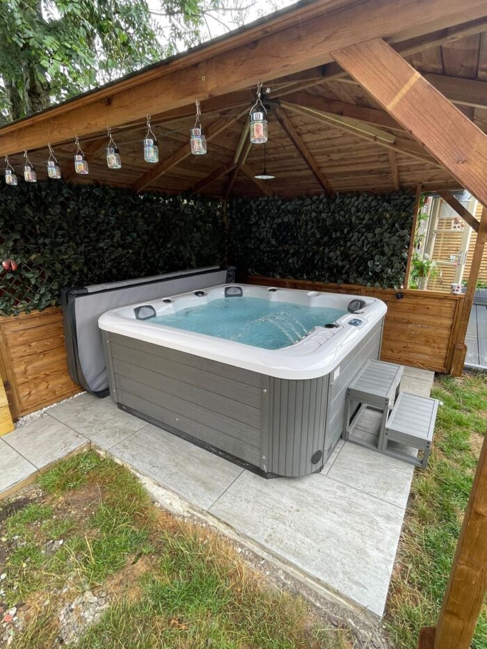 EX DEMO PALM SPAS SPRITZ LUXURY HOT TUB 6 SEAT WITH LOUNGER HOT TUB WITH BALBOA CONTROLS AND HEATER - Image 4