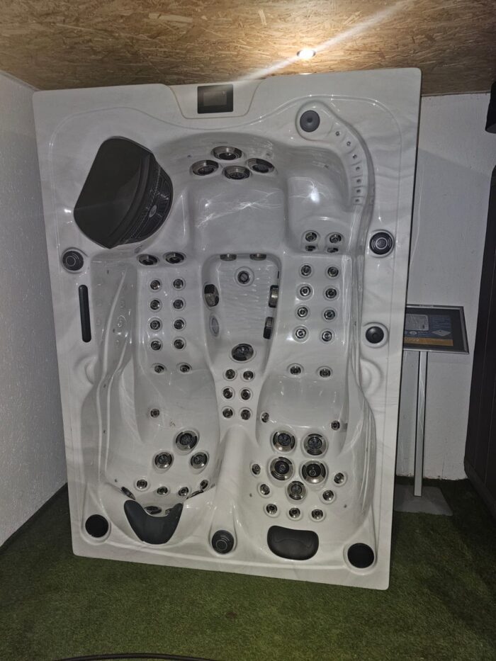 EX DEMO PALM SPAS TOPAZ LUXURY HOT TUB 3 SEAT WITH TWIN LOUNGER WITH BALBOA CONTROLS AND HEATER