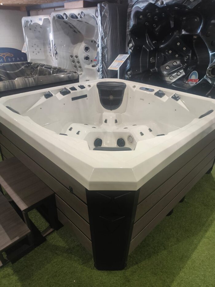 EX DEMO PALM SPAS LUNA LUXURY HOT TUB 5 SEAT WITH TWIN LOUNGER HOT TUB WITH BALBOA CONTROLS AND HEATER - Image 7