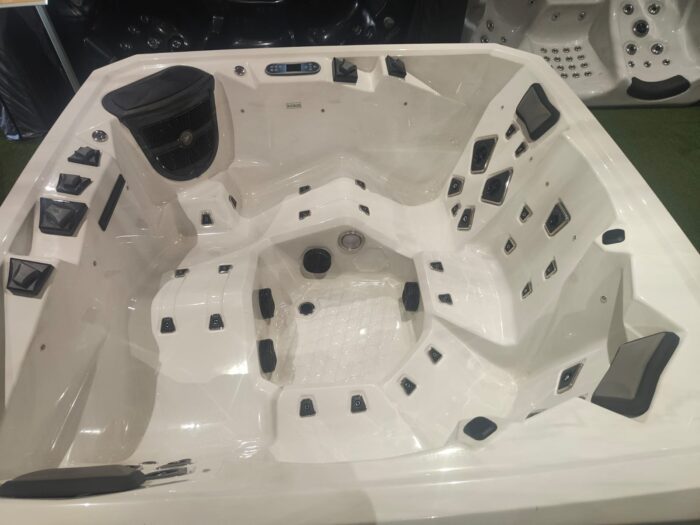 EX DEMO PALM SPAS LUNA LUXURY HOT TUB 5 SEAT WITH TWIN LOUNGER HOT TUB WITH BALBOA CONTROLS AND HEATER - Image 8