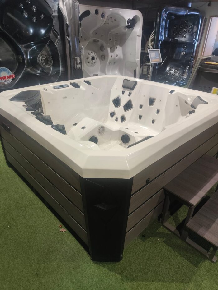 EX DEMO PALM SPAS LUNA LUXURY HOT TUB 5 SEAT WITH TWIN LOUNGER HOT TUB WITH BALBOA CONTROLS AND HEATER - Image 9