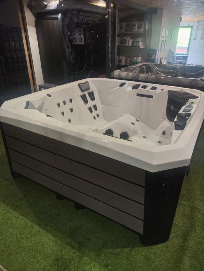 EX DEMO PALM SPAS LUNA LUXURY HOT TUB 5 SEAT WITH TWIN LOUNGER HOT TUB WITH BALBOA CONTROLS AND HEATER - Image 10