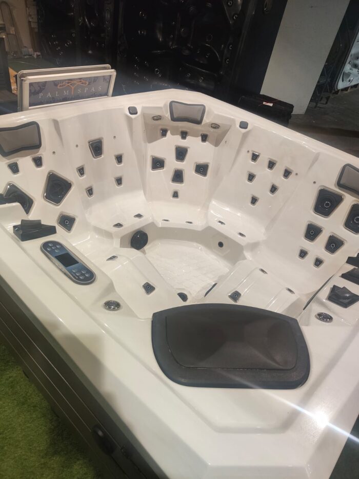 EX DEMO PALM SPAS LUNA LUXURY HOT TUB 5 SEAT WITH TWIN LOUNGER HOT TUB WITH BALBOA CONTROLS AND HEATER - Image 11