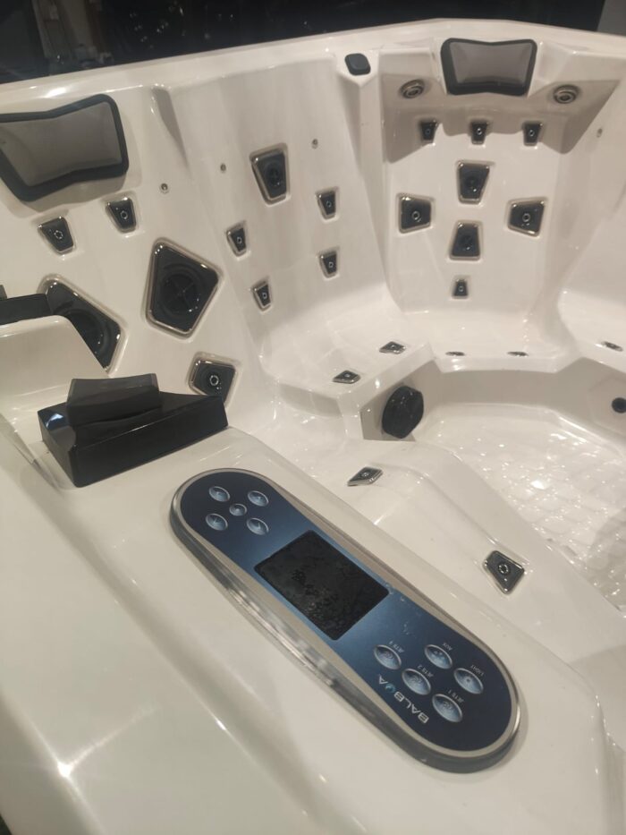 EX DEMO PALM SPAS LUNA LUXURY HOT TUB 5 SEAT WITH TWIN LOUNGER HOT TUB WITH BALBOA CONTROLS AND HEATER - Image 12