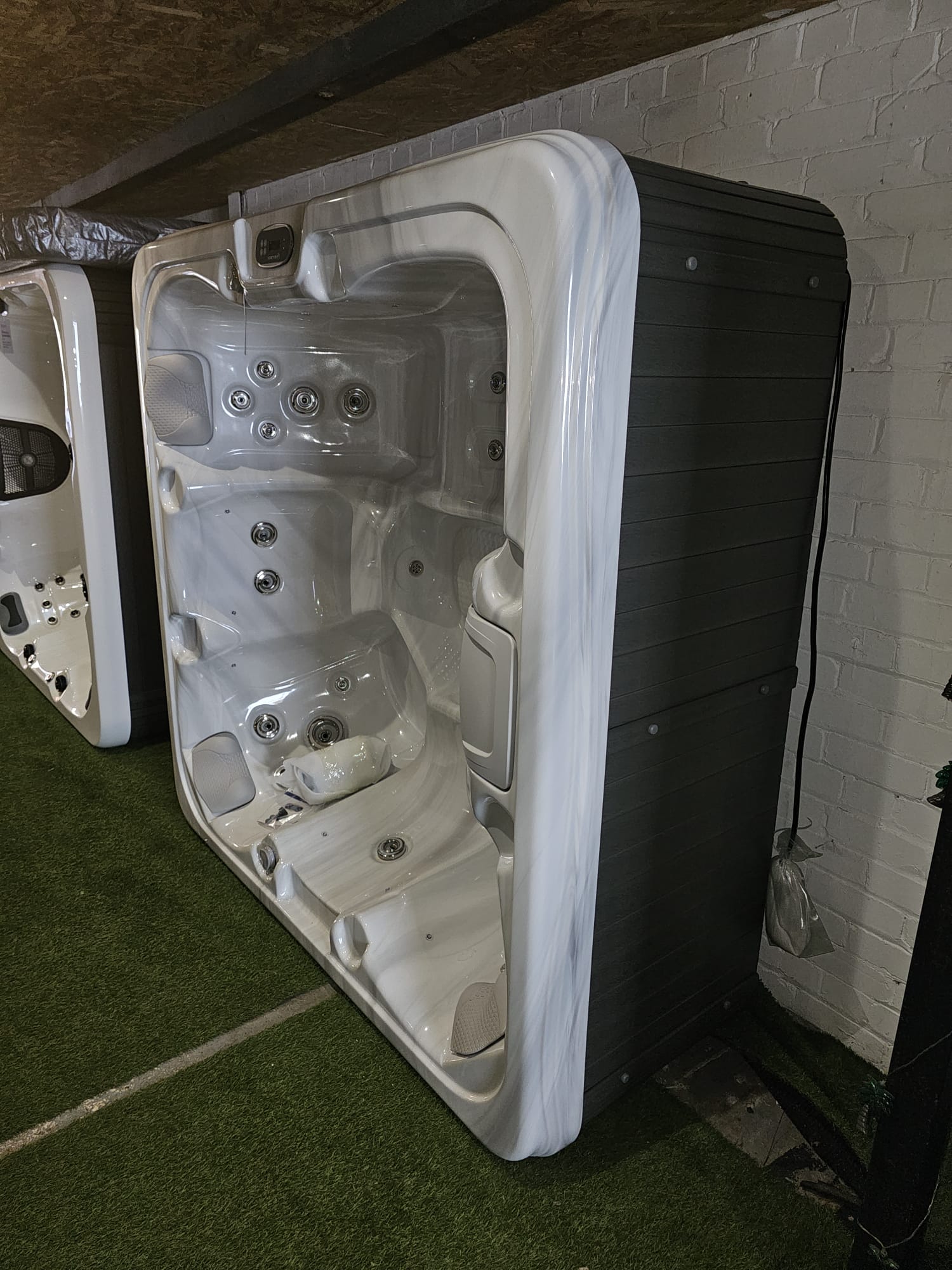 EX DEMO PALM SPAS VALUE 5 HOT TUB 5 SEAT WITH LOUNGER HOT TUB WITH BALBOA CONTROLS AND HEATER 3 EX DEMO PALM SPAS VALUE 5 HOT TUB 5 SEAT WITH LOUNGER HOT TUB WITH BALBOA CONTROLS AND HEATER - Image 3