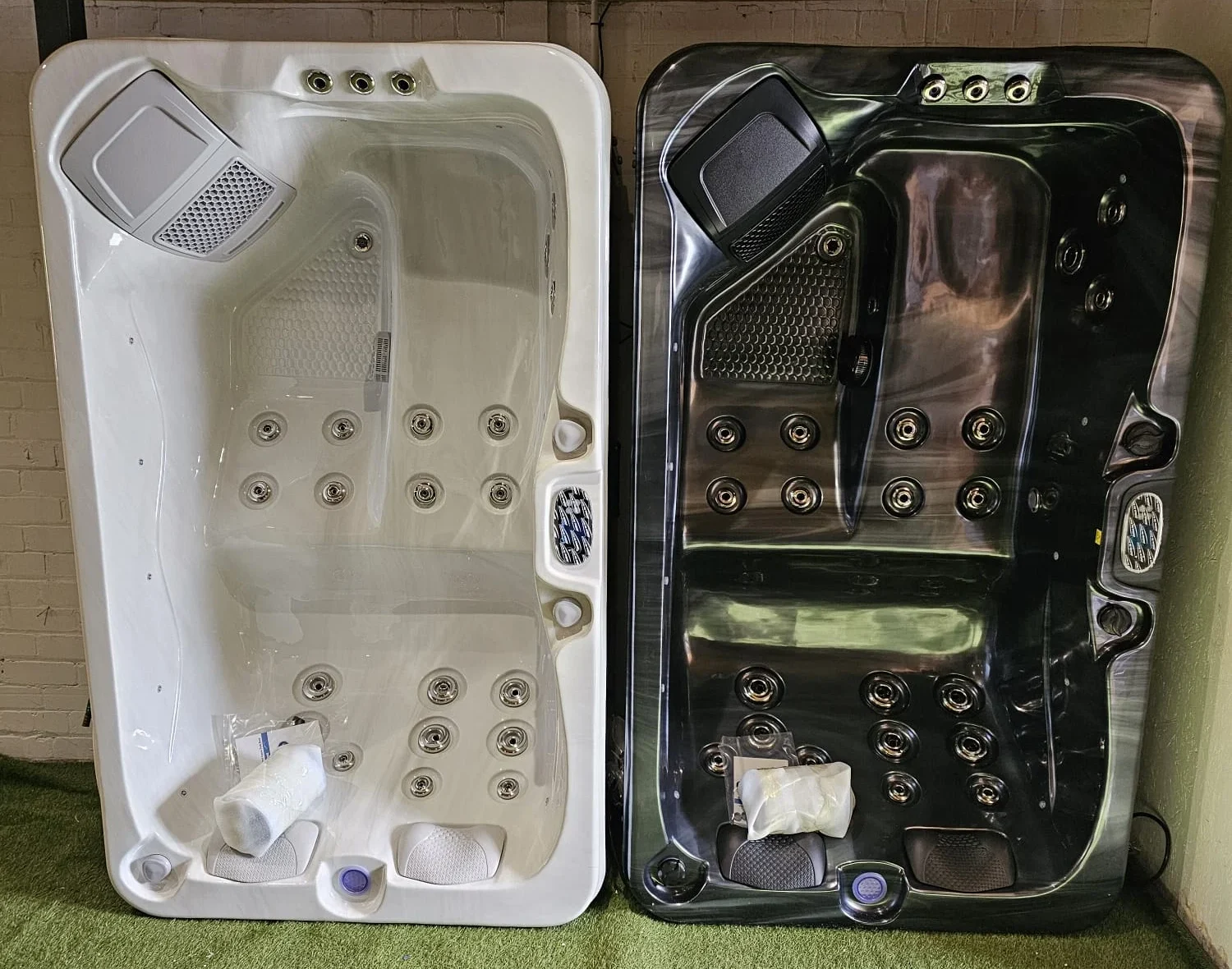 Dual Lounger 3 Seat Hot Tub (Ex Demo - Showroom Display) 1 Dual Lounger 3 Seat Hot Tub (Ex Demo - Showroom Display)