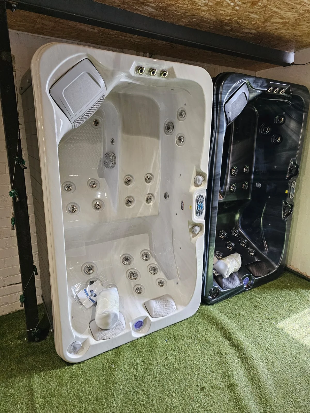 Dual Lounger 3 Seat Hot Tub (Ex Demo - Showroom Display) 3 Dual Lounger 3 Seat Hot Tub (Ex Demo - Showroom Display) - Image 3