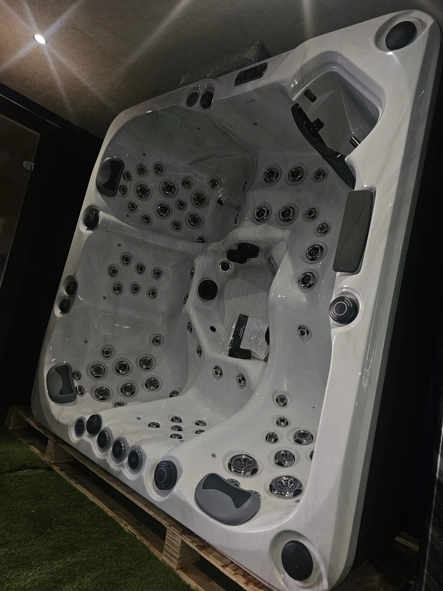 Ex Demo MAYA 5 Person with Twin Lounger Luxury Hot Tub CANADIAN GECKO (Showroom Display- AVAILABLE NOW!) 4 Ex Demo MAYA 5 Person with Twin Lounger Luxury Hot Tub CANADIAN GECKO (Showroom Display- AVAILABLE NOW!) - Image 4