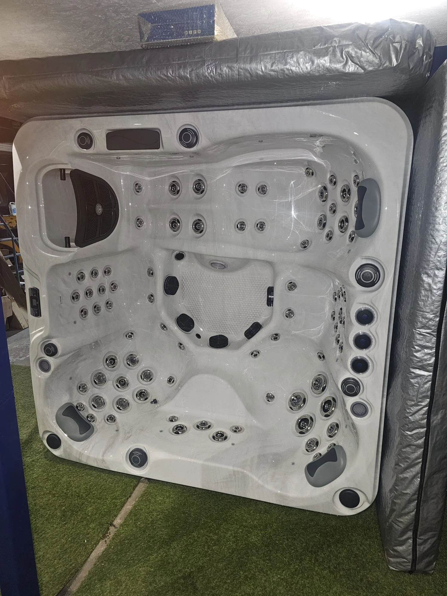 Ex Demo Cosmo 6 Person with Lounger Luxury Hot Tub (Showroom Display- AVAILABLE NOW!) 1 Ex Demo Cosmo 6 Person with Lounger Luxury Hot Tub (Showroom Display- AVAILABLE NOW!)