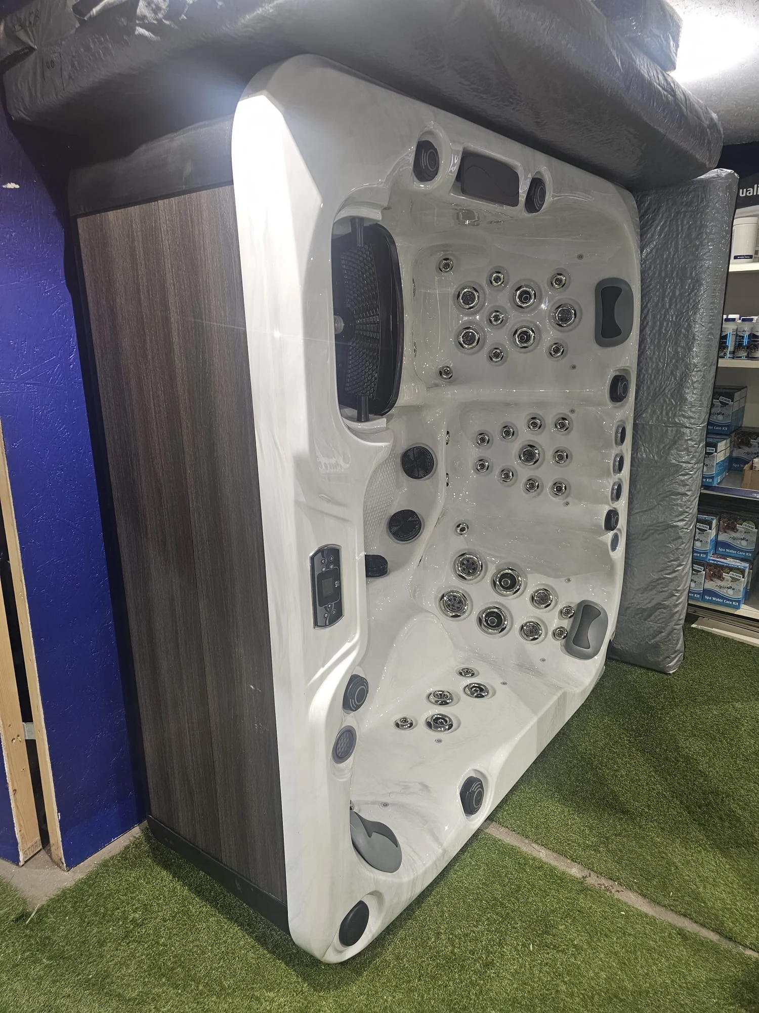 Ex Demo Cosmo 6 Person with Lounger Luxury Hot Tub (Showroom Display- AVAILABLE NOW!) 4 Ex Demo Cosmo 6 Person with Lounger Luxury Hot Tub (Showroom Display- AVAILABLE NOW!) - Image 4